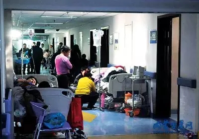 她，排长队住走廊；她，却在这优雅住套房！